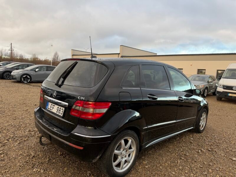 Mercedes-Benz B180