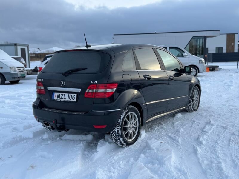 Mercedes-Benz B180