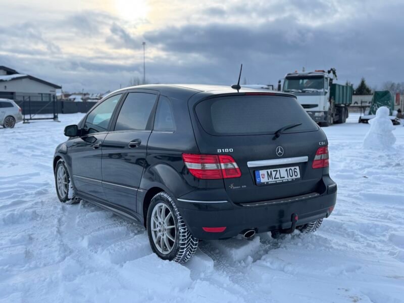 Mercedes-Benz B180